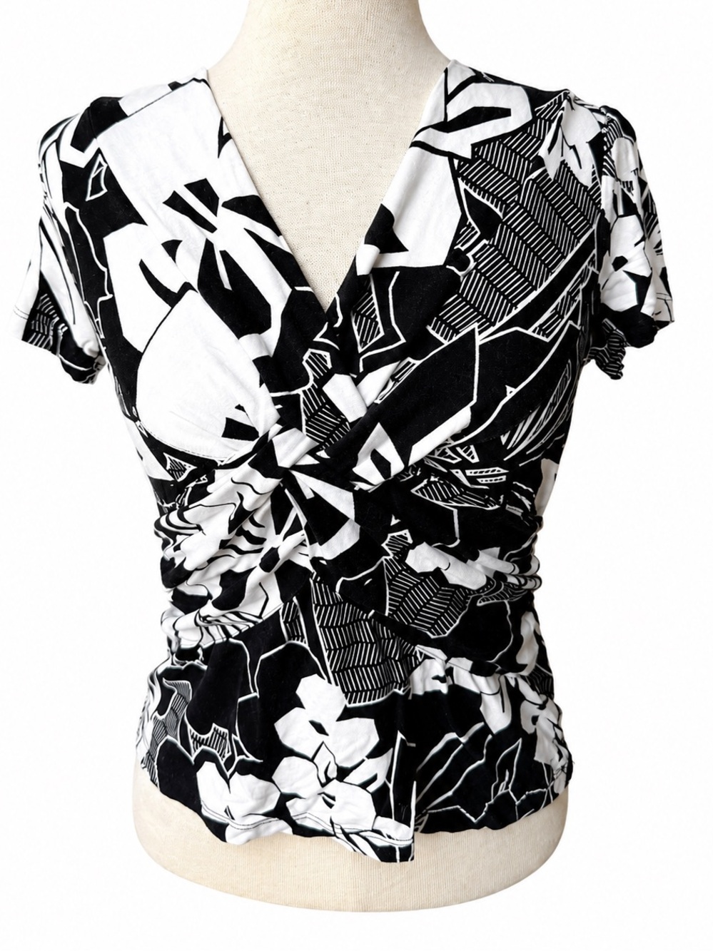 Cable & Gauge Black and White Twist-Front Floral Print Top PS